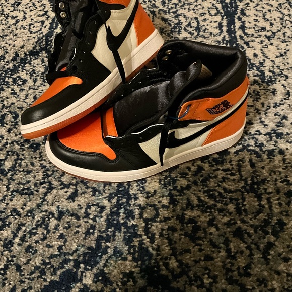 Jordan 1’s shattered backboard satin. Brand New - Picture 2 of 6